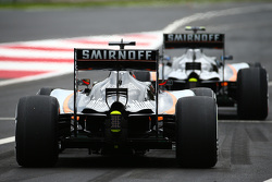 Nico Hulkenberg, Sahara Force India F1 VJM08 et Sergio Perez, Sahara Force India F1 VJM08 à la sortie des stands
