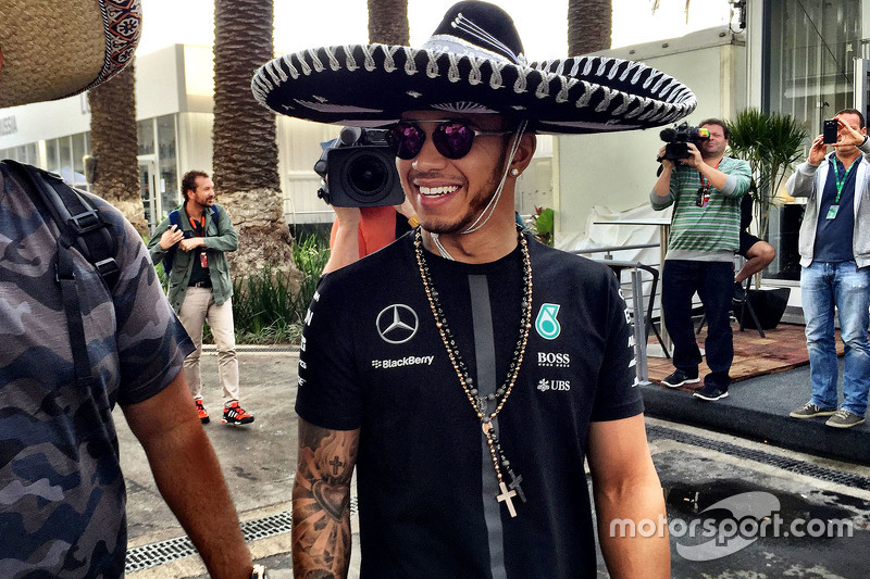 Hamilton past zich aan
