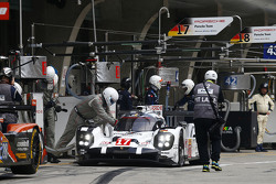 #17 Porsche Team Porsche 919 Hybrid: Timo Bernhard, Mark Webber, Brendon Hartley pitstop