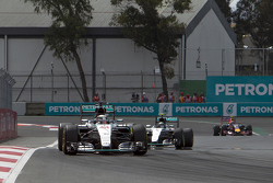 Lewis Hamilton, Mercedes AMG F1 W06 davanti a Nico Rosberg AMG F1 W06