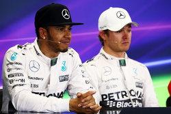 En segundo lugar, Lewis Hamilton, de Mercedes AMG F1 y compañero de equipo y ganador de la pole Nico