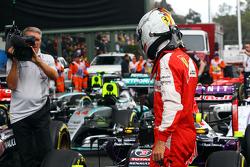 Il terzo qualificato Sebastian Vettel, Ferrari nel parco chiuso delle qualifiche