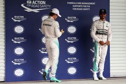 Ganador de la pole Nico Rosberg, de Mercedes AMG F1 en el parque cerrado con el segundo compañero de