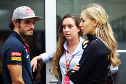 Carlos Sainz Jr., Scuderia Toro Rosso met Carmen Jorda, Lotus F1 Team ontwikkelingsrijder