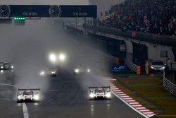 #17 Porsche Team Porsche 919 Hybrid: Timo Bernhard, Mark Webber, Brendon Hartley y el #18 Porsche Te