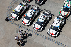 Los autos del Citroën World Touring Car team Yvan Muller, Sébastien Loeb, Ma Qing Hua, José María Ló