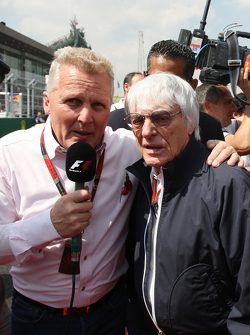 Johnny Herbert, Sky Sports F1 con Bernie Ecclestone, en el desfile de pilotos