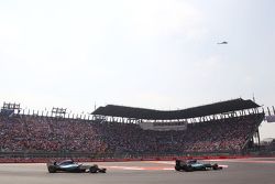 Nico Rosberg, Mercedes AMG F1 W06 voor ploegmaat Lewis Hamilton, Mercedes AMG F1 W06