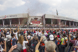 Подиум: Нико Росберг, Mercedes AMG F1, Льюис Хэмилтон, Mercedes AMG F1, и Валттери Боттас Williams F