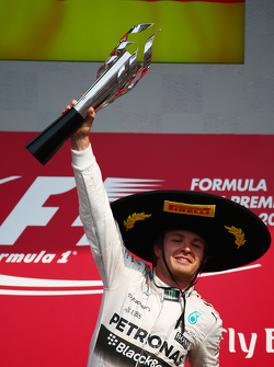 Podium: Race winner Nico Rosberg, Mercedes AMG F1 W06