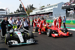 Lewis Hamilton, Mercedes AMG F1 W06, und Kimi Räikkönen, Ferrari SF15-T, in der Startaufstellung