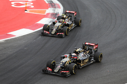 Ромен Грожан, Lotus F1 E23 и Пастор Мальдонадо, Lotus F1 E23 в конце гонки