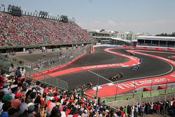 Pastor Maldonado, Lotus F1 E23 lidera a su compañero de equipo Romain Grosjean, Lotus F1 E23