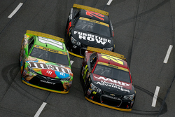 Jeff Gordon, Hendrick Motorsports Chevrolet en Kyle Busch, Joe Gibbs Racing Toyota en Martin Truex J