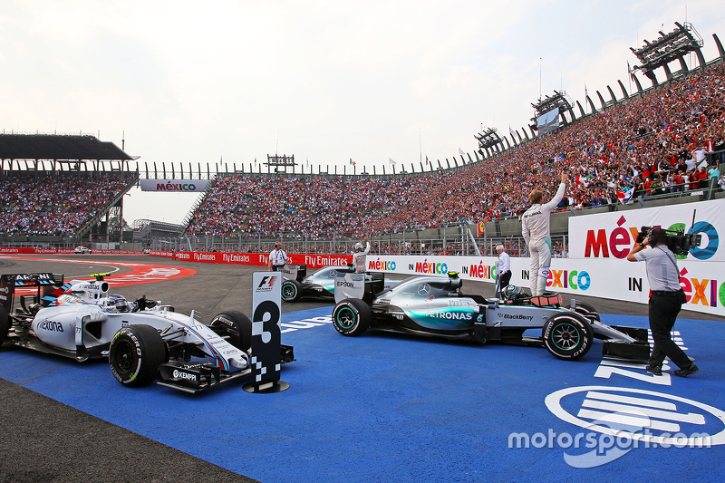 Ganador de la carrera Nico Rosberg, Mercedes AMG F1 W06 celebra en parc ferme