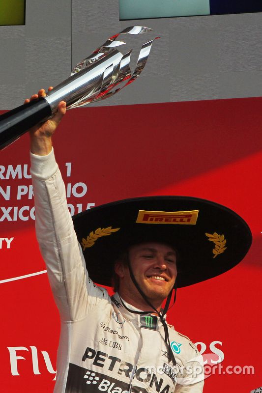 Podio: ganador de la carrera Nico Rosberg, Mercedes AMG F1 celebra en el podio