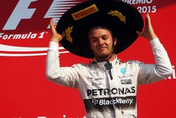 Podio: ganador de la carrera Nico Rosberg, Mercedes AMG F1 celebra en el podio