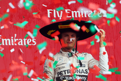 Podium: 1. Nico Rosberg, Mercedes AMG F1, feiert auf dem Podium
