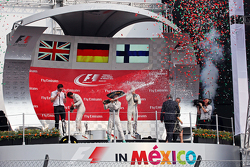 Подиум: победитель гонки - Нико Росберг, Mercedes AMG F1 празднует на подиуме