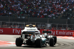 Nico Rosberg, Mercedes AMG F1 W06 lidera a Lewis Hamilton, Mercedes AMG F1 W06 detrás del auto de seguridad