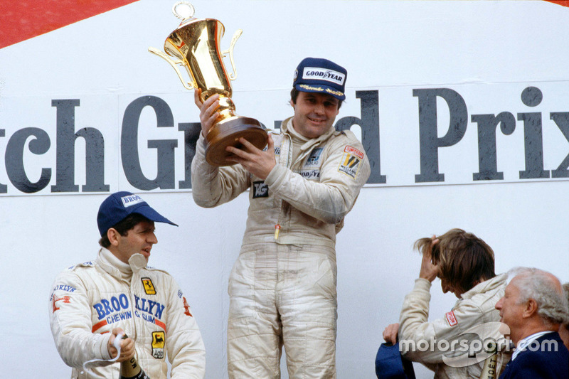 Podium : le vainqueur Alan Jones, Williams, le deuxième Jody Scheckter, Ferrari, et le troisième Jacques Laffite, Ligier