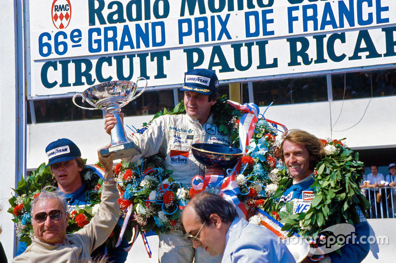 Podium : le vainqueur Alan Jones, Williams, le deuxième Didier Pironi, et le troisième Jacques Laffite