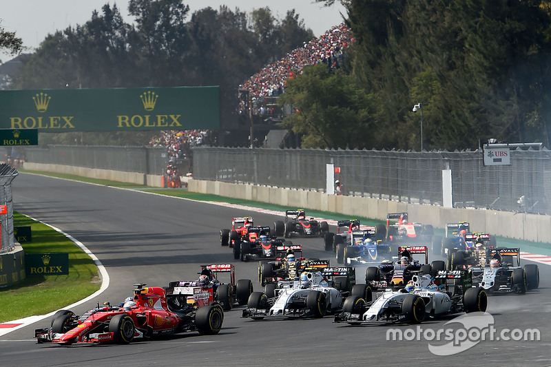 Sebastian Vettel, Ferrari SF15-T, beim Start