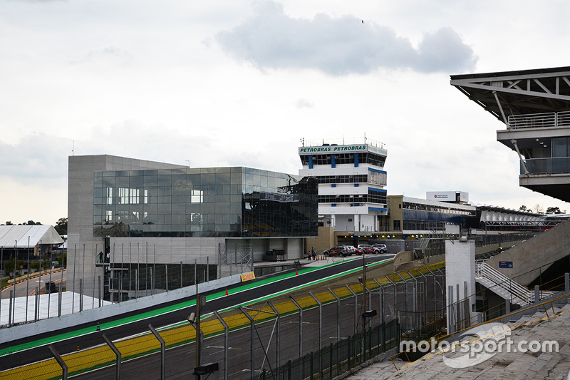 Novo edifício na entrada dos pits