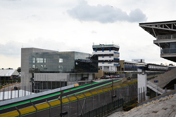 Novo edifício na entrada dos pits