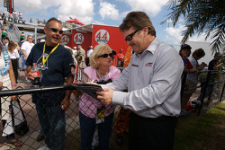 Mike Skinner signs autographs