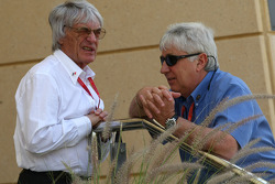 Bernie Ecclestone ve Herbie Blash, FIA Observer