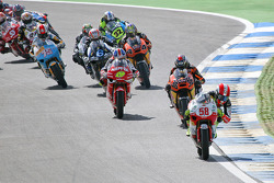 Marco Simoncelli prend la tête au départ