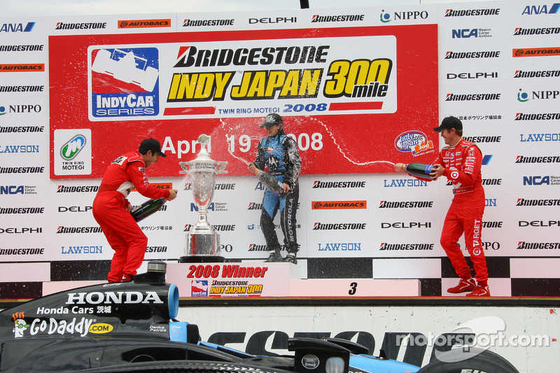 Podio: gadador de la carrera Danica Patrick celebra con Helio Castroneves y Scott Dixon