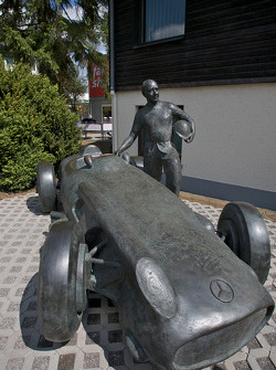 Estátua de bronze de Juan Manuel Fangio e sua Mercedes-Benz W196