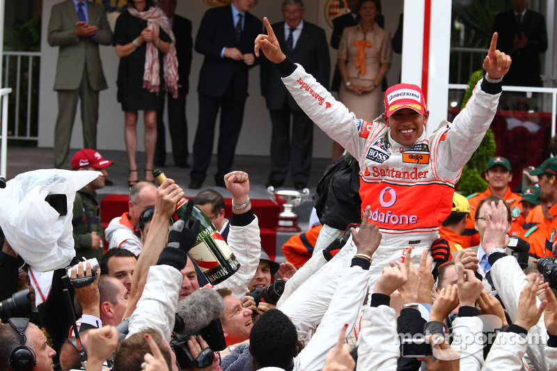 Ganador de la carrera Lewis Hamilton, McLaren Mercedes y celebra con el equipo