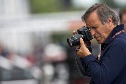 El artista, Giorgio Piola toma fotos de las partes de un auto