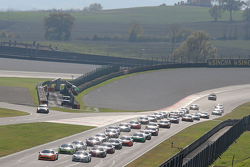 Start: #180 Kessel Racing Ferrari 458 Italia, Gautam, Singhania in testa