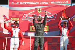 Podio Pirelli AM: prmer lugar #27 Rossocorsa Pellin Racing Ferrari 458: Alessandro Vezzoni, segundo