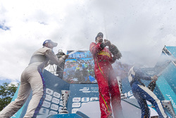 Podio: Ganador de la carrera Lucas di Grassi, ABT Schaeffler Audi Sport, segundo lugar Sam Bird, DS