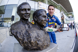 Rubén García Jr. Canel's Racing celebra en el Victory Lane con el busto de los Hermanos Rodríguez