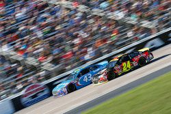 Aric Almirola, Richard Petty Motorsports Ford and Jeff Gordon, Hendrick Motorsports Chevrolet