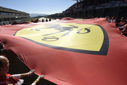 Scuderia Ferrari vlag op de grid