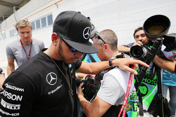 Lewis Hamilton, Mercedes AMG F1 llega al paddock