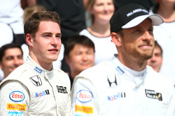 Стоффель Вандорн, тестовый и резервный пилот McLaren F1 Team и Дженсон Баттон, McLaren на командном