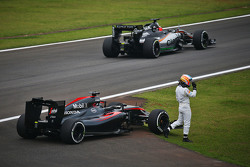 Fernando Alonso, McLaren MP4-30 stopt op het circuit