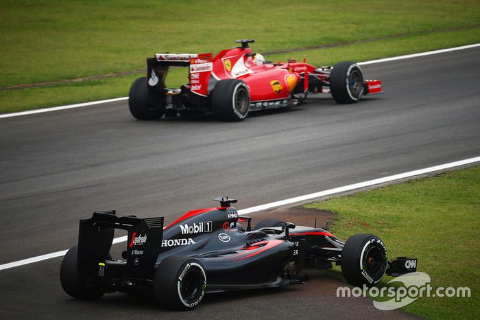 Fernando Alonso sufre una vería en su McLaren MP4-30 en la segunda sesión de práctica