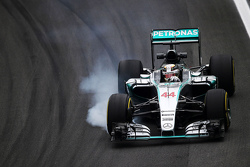 Льюис Хэмилтон, Mercedes AMG F1 W06 блокирует колеса на торможении