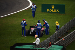 Fernando Alonso, McLaren assiste a remoção da sua McLaren MP4-30 da pista