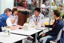(L naar R): Mike O'Driscoll, Williams Group CEO met Claire Williams, Williams Deputy Team Principal,