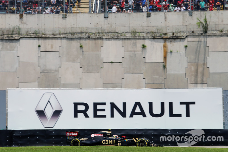 Pastor Maldonado, Lotus F1 E23 pasa un cartel de publicidad de Renault